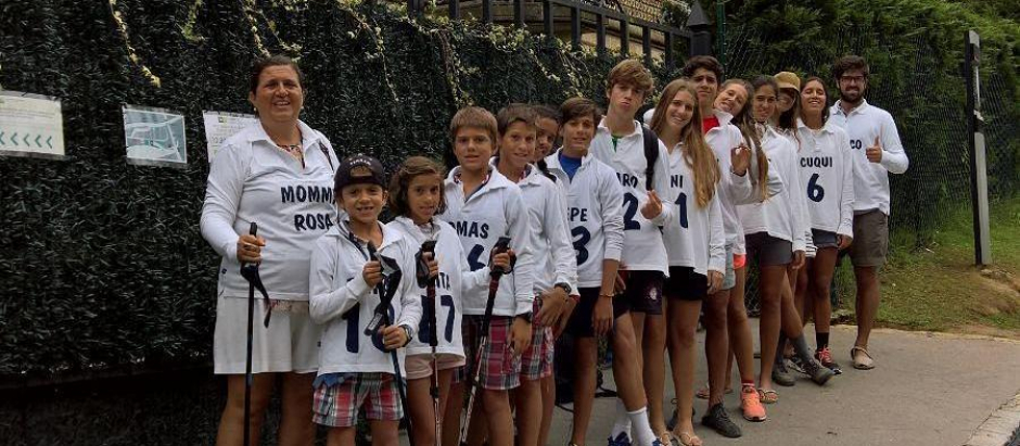 Rosa con quince de sus hijos haciendo el Camino de Santiago el verano de 2017