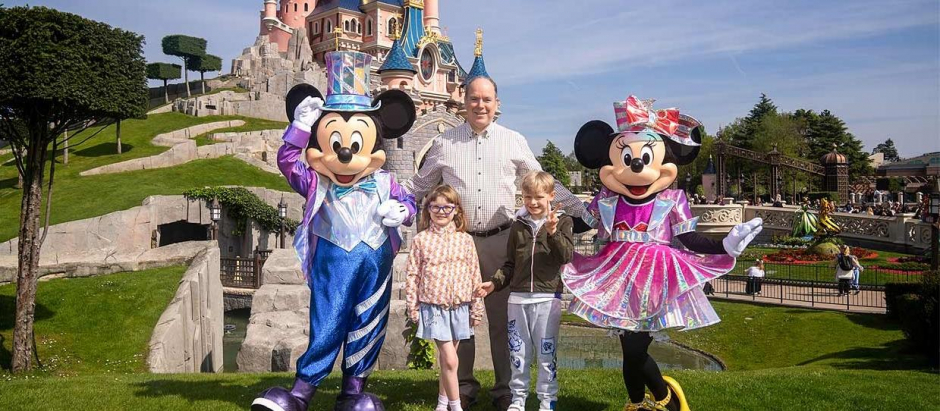 Alberto de Mónaco junto a sus dos hijos, en Disneyland Paris