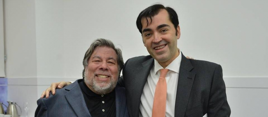 El experto en virus Carlos Jiménez con el cofundador de Apple, Steve Wozniak.
