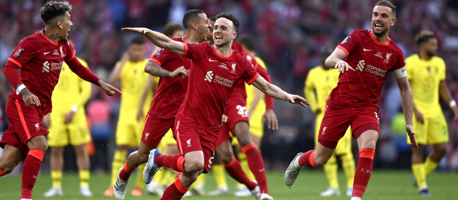 Los jugadores del Liverpool celebran tras ganar la final de la Copa FA inglesa