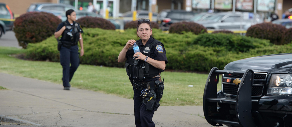 Una agente de Policía de Buffalo (Nueva York), frente al supermercado donde un tiroteo ha dejado diez víctimas mortales