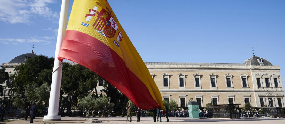 El izado de la bandera ha estado presidido por el Jefe del Estado Mayor de la Defensa, Teodoro López Calderón, y el alcalde de Madrid, Martínez-Almeida