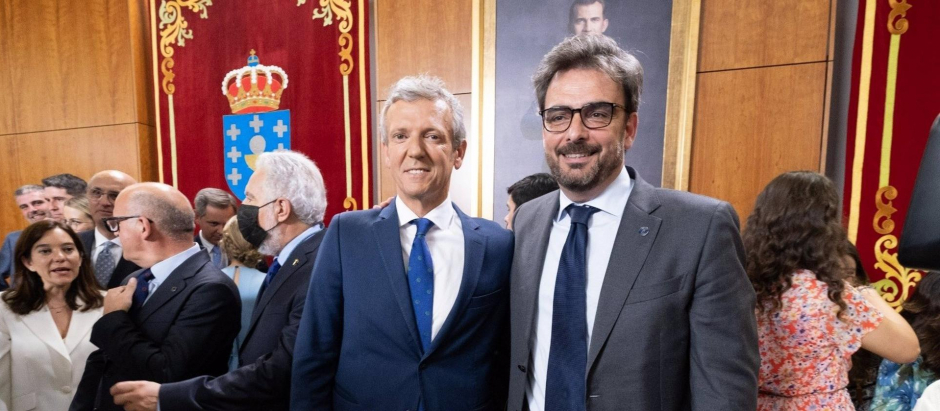 Diego Calvo y Alfonso Rueda durante la toma de posesión del nuevo presidente de la Xunta