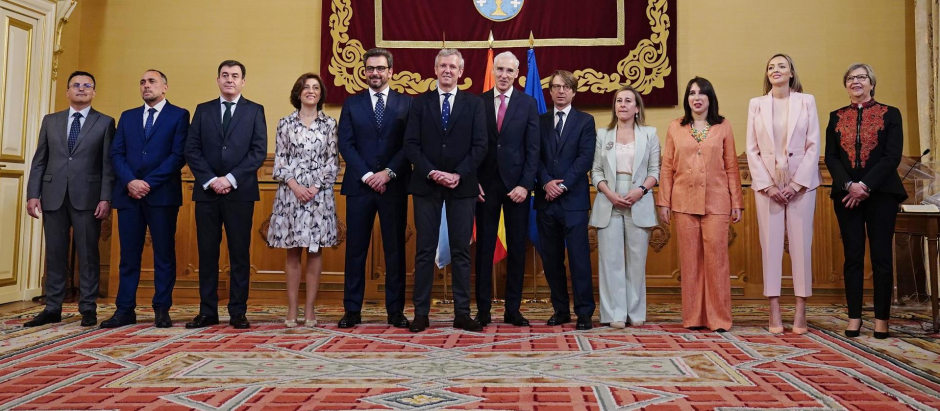 Los nuevos conselleiros de la Xunta de Galicia, posan tras la toma de su posesión, en el Pazo de Raxoi, sede del Ayuntamiento, a 16 de mayo de 2022, en Santiago de Compostela
