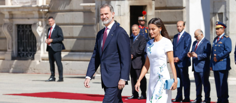 El Rey Felipe y la Reina Letizia se acercan a recibir al matrimonio catarí en el Patio de Armas del Palacio Real de Madrid