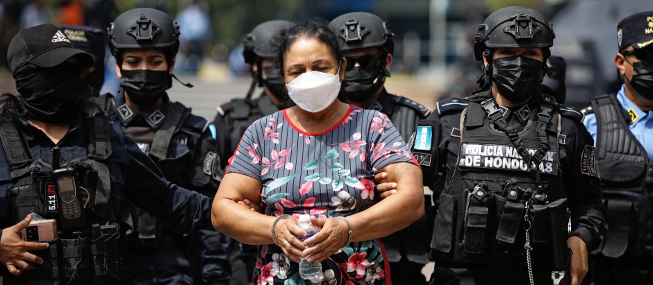 Agentes de las Fuerzas Especiales de Honduras trasladan a Herlinda Bobadilla hacia Tegucigalpa