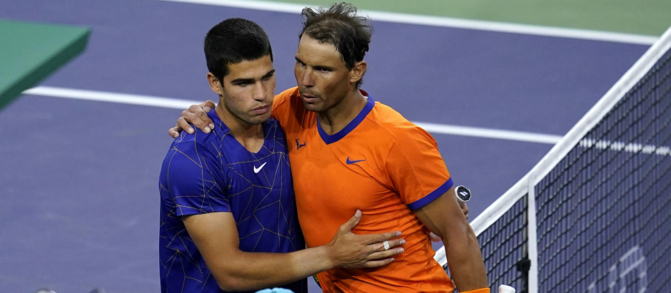 Alcaraz y Nadal se saludan tras la semifinal en Indian Wells