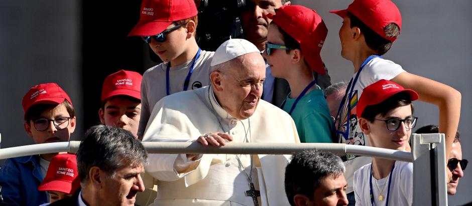 El Papa Francisco, a su llegada a la plaza de San Pedro, rodeado en el papamóvil por un grupo de niños