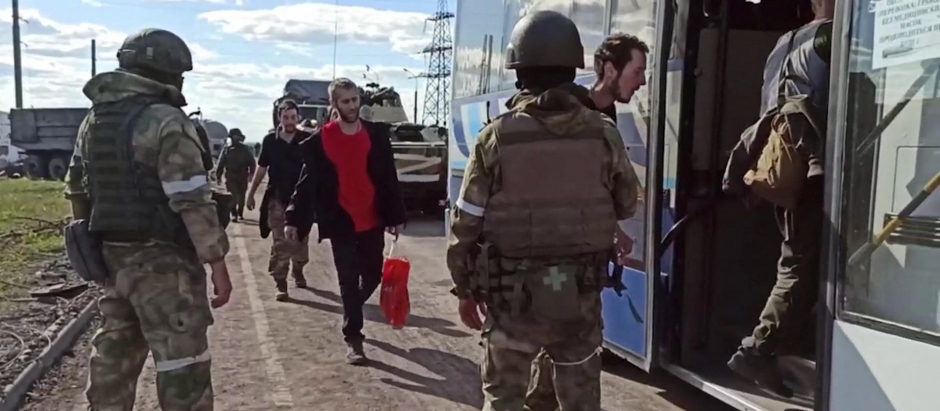 Soldados ucranianos de Azovtal son trasladados por el ejército ruso tras su rendición
