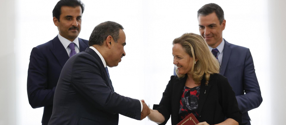 La vicepresidenta primera y ministra de Asuntos Económicos, Nadia Calviño, estrecha la mano al ministro catarí de Finanzas, Ali bin Ahmed Al Kuwari (2i), en presencia del presidente del Gobierno, Pedro Sánchez (d), y del Emir de Qatar, Tamim bin Hamad Al Thani (i) en La Moncloa