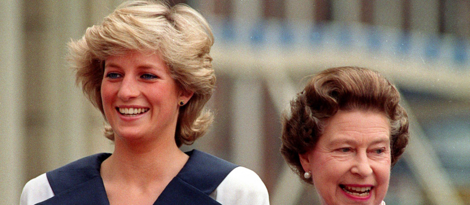 ** FILE ** Diana, Princess of Wales, left, and Britain's Queen Elizabeth II smile to well-wishers outside Clarence House in London, August 4, 1987. The crowd wanted to wish Elizabeth, the Queen Mother, a happy 87th birthday. Ten years ago - Diana, Princess of Wales, was killed in a car crash in Paris with her friend, Dodi Fayed, on August 31, 1997. (AP Photo/Martin Cleaver) * zu unserem KORR. **
