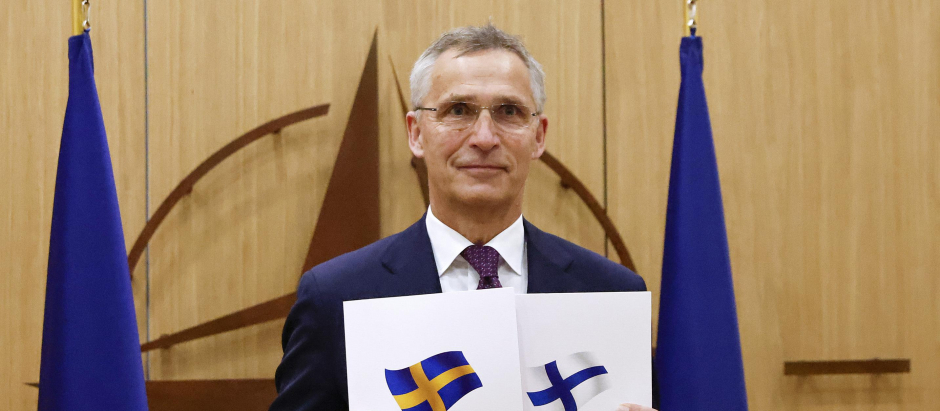 El Secretario General de la OTAN, Jens Stoltenberg, posa con los documentos de solicitud de Finlandia y Suecia