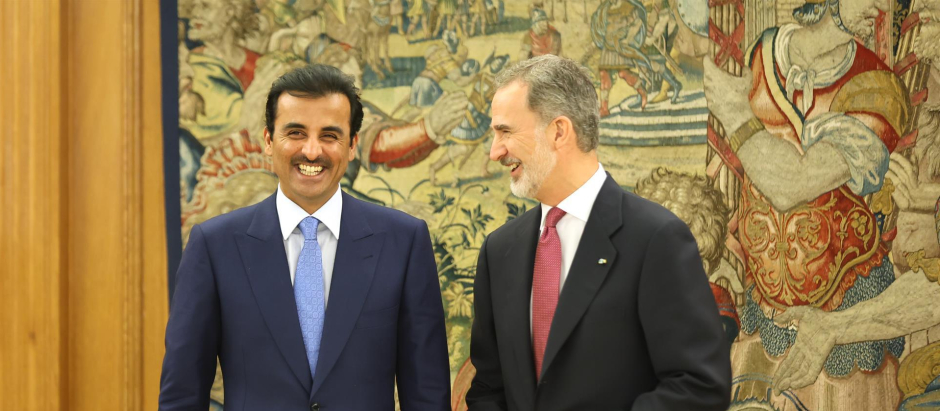 El emir de Qatar, Tamim Bin Hamad Al Thani, junto al Rey Felipe VI.