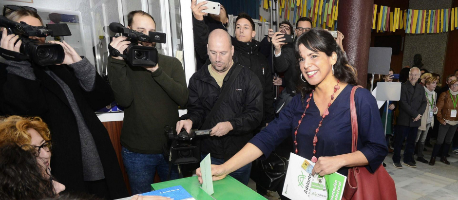 Teresa Rodríguez vota en las pasadas elecciones en Andalucía, en 2008