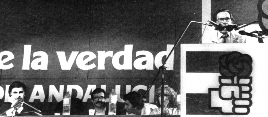 Alfonso Guerra habla en el cierre de campaña del PSOE en las primeras elecciones en Andalucía