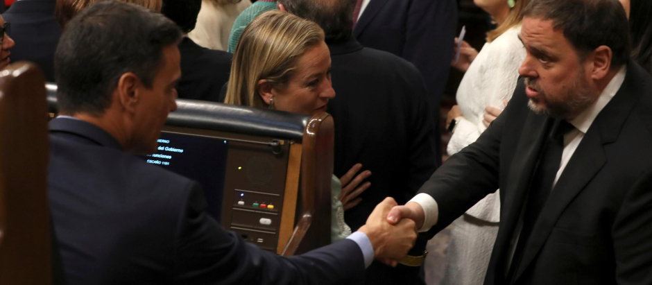 El presidente del Gobierno, Pedro Sánchez, saluda al diputado electo en prisión preventiva de ERC, Oriol Junqueras, durante la sesión constitutiva de las Cortes Generales, en 2019