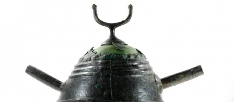 Uno de los cascos encontrados en Ribadesella, ahora expuesto en el Museo Arqueológico de Asturias