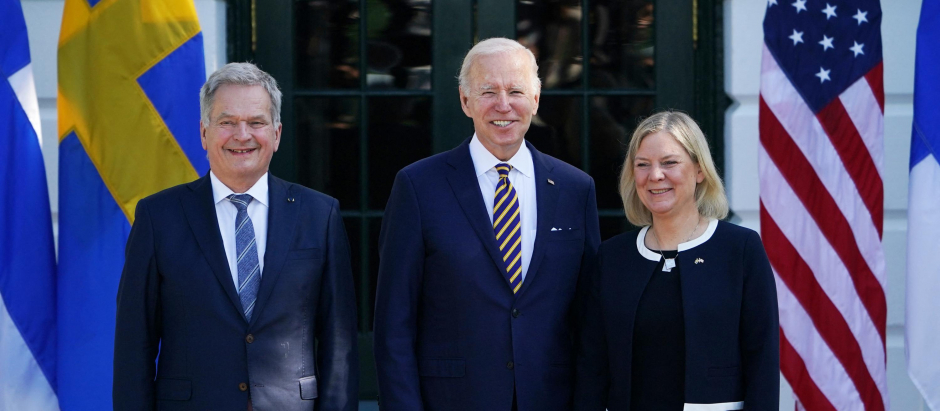 El presidente de EE.UU., Joe Biden (c) recibió al presidente finlandés, Sauli Niinisto (izq.), y a la primera ministra sueca, Magdalena Andersson, en la Casa Blanca