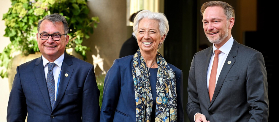 La presidenta del Banco Central Europeo, Christine Lagarde, junto al ministro de finanzas alemán, Christian Lindner (a la derecha de la imagen) y el presidente del BUndesbank, Joachim Nagel.
