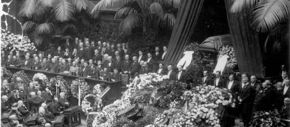 Ceremonia conmemorativa estatal con el ataúd de Rathenau en el Reichstag, 27 de junio de 1922