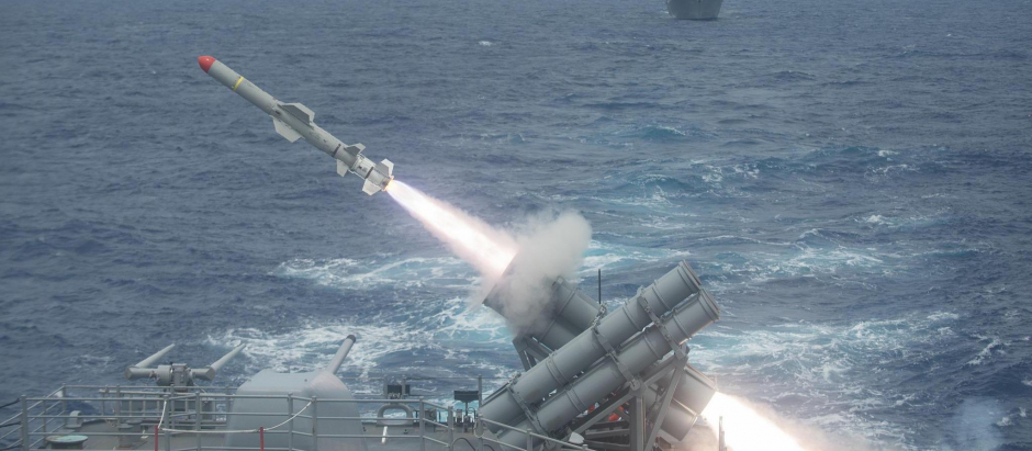 El lanzamiento de un misil anti navío Harpoon