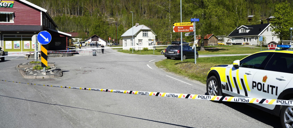 La policía acordonó la escena del crimen en Numedal, Noruega