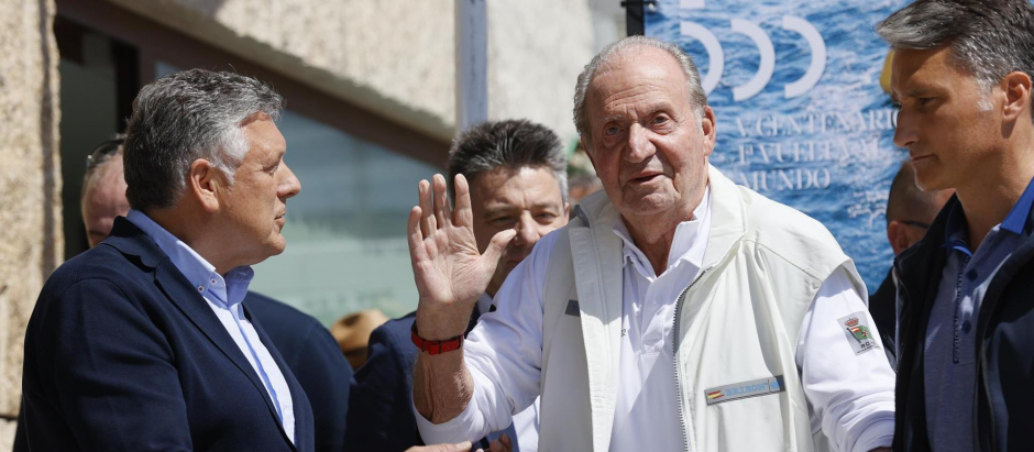 Don Juan Carlos saluda a los muchos ciudadanos que lo han recibido en el Club Náutico de Sanxenxo
