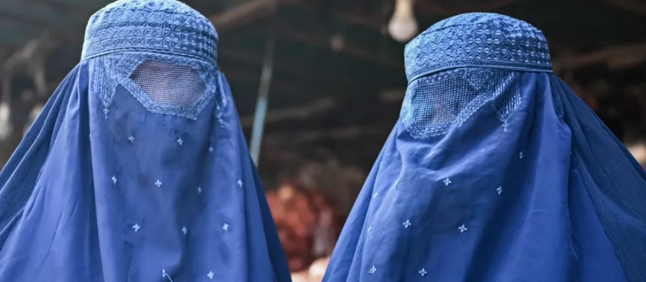 Mujeres afganas cubiertas con burkas