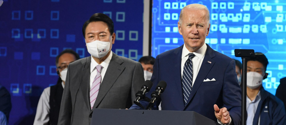 El presidente de EE.UU., Joe Biden junto a su homólogo de Corea del Sur, Yoon Suk-youl (izq.), durante su visita a una planta de Samsung