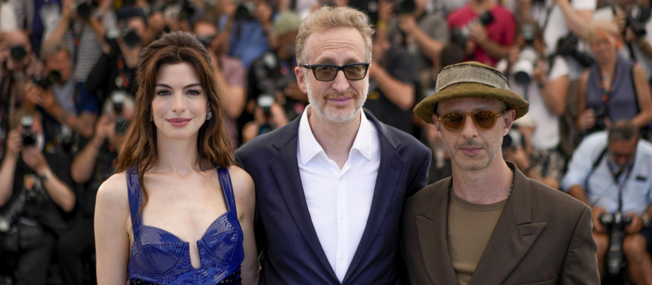 Anne Hathaway, James Gray y Jeremy Strong, en la presentación en Cannes de Armageddon Time