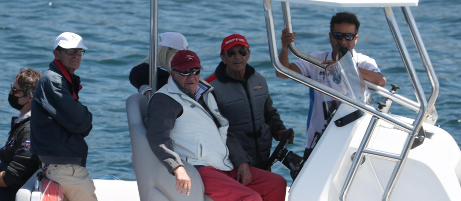 Don Juan Carlos, junto a Pedro Campos este viernes en la embarcación de apoyo al Bribón
