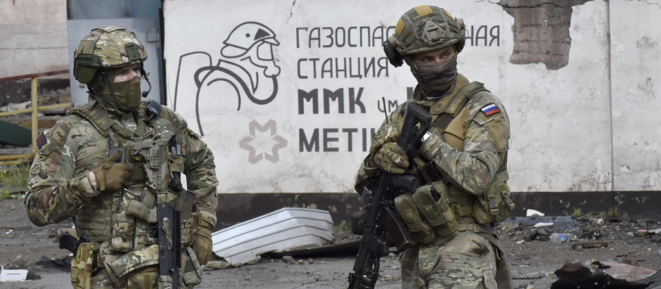 Soldados del ejército ruso, patrullando