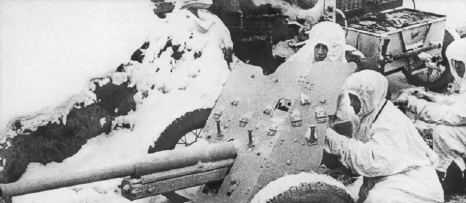 Soldados soviéticos con camuflaje invernal operando con un cañón antitanque M-37 de 45 mm (diciembre)