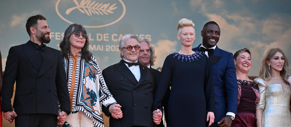 El actor libanés Nicolas Mouawad, el director y guionista australiano George Miller y su esposa Margaret Sixel, la actriz británica Tilda Swinton, el actor británico Idris Elba y la guionista Augusta Gore en el festival de Cannes