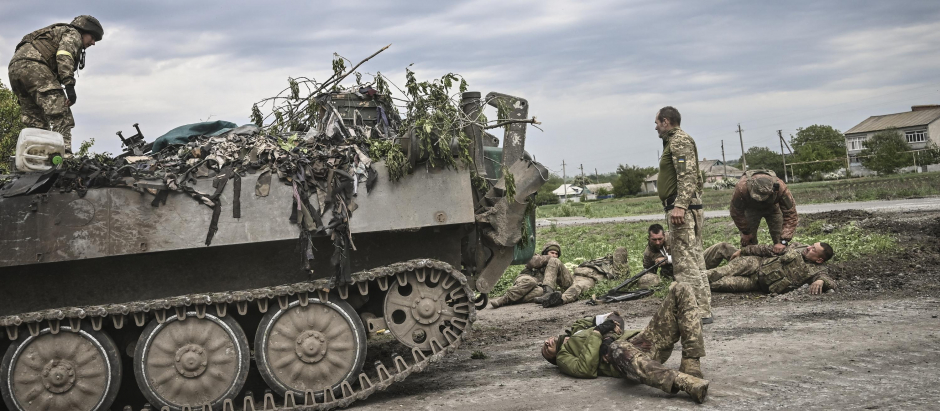 Soldados ucranianos junto a un tanque, en el Donbás