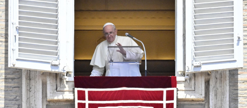 El Papa Francisco saluda a la multitud desde la ventana del Palacio Apostólico con vistas a la plaza de San Pedro durante su oración Regina Coeli