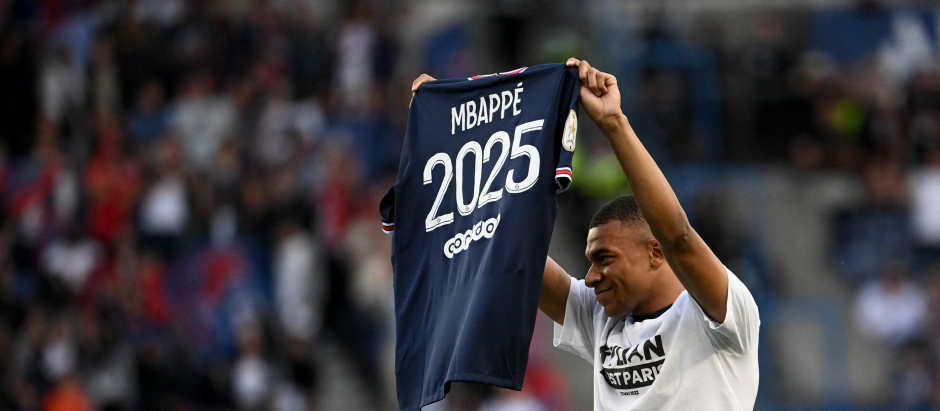 El delantero del PSG muestra la camiseta donde aparece el año 2025, año hasta el que ha renovado