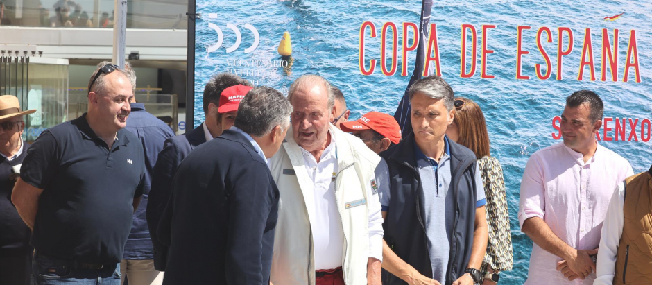 El Rey Juan Carlos habla con el alcalde de Sansenxo, Telmo Martín, a su llegada al Náutico de la localidad gallega