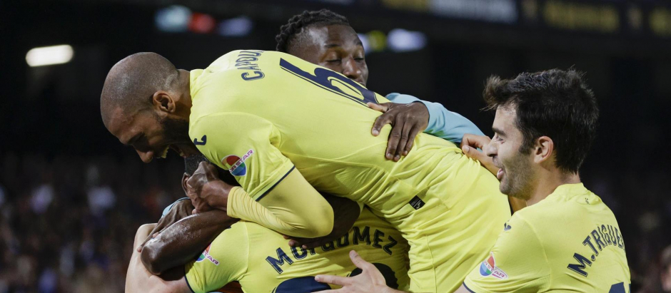 Los jugadores del Villarreal CF celebran el gol de Moi Gómez