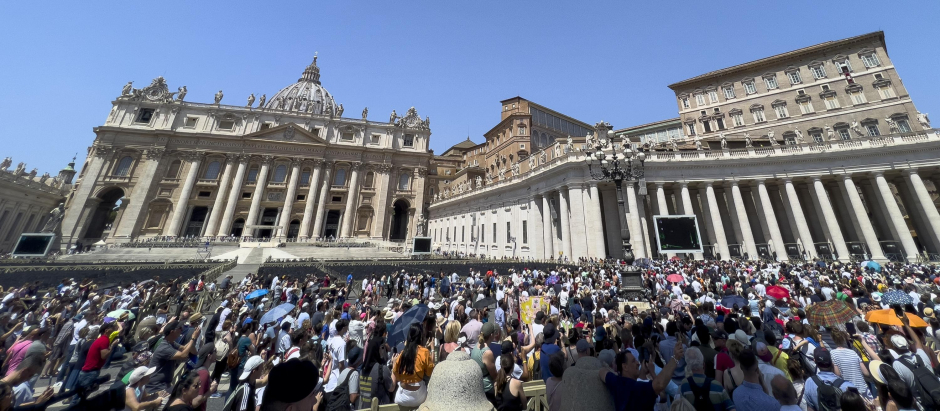 Una vista general de los asistentes al Regina Coeli de Francisco, ayer en Roma