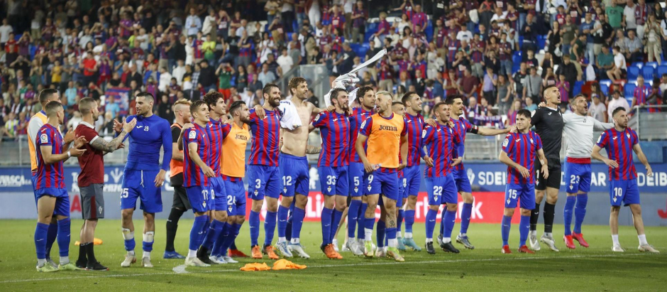 Los jugadores del Eibar celebran su victoria frente al Tenerife