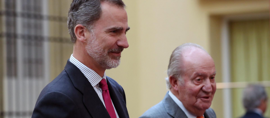 Felipe VI, junto a su padre, Don Juan Carlos, en un audiencia en mayo de 2019