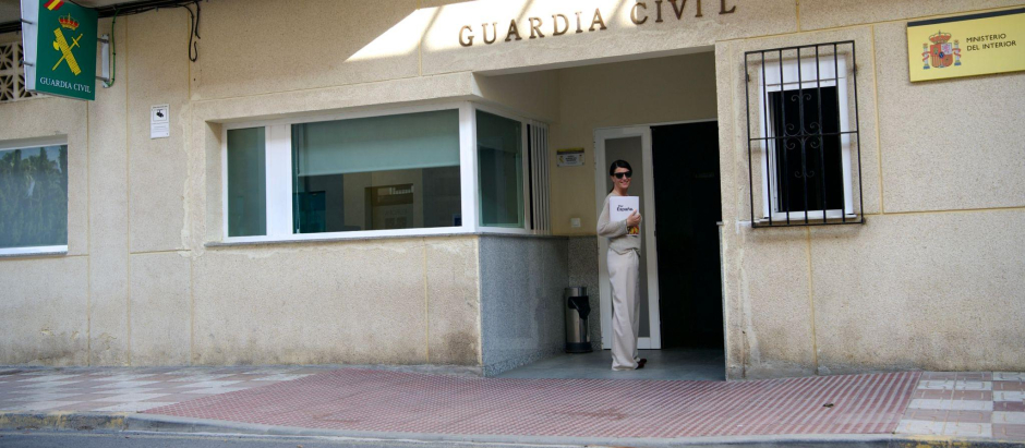 Macarena Olona, este lunes, presentando la denuncia ante la Guardia Civil de Salobreña, contra la alcaldesa de la localidad