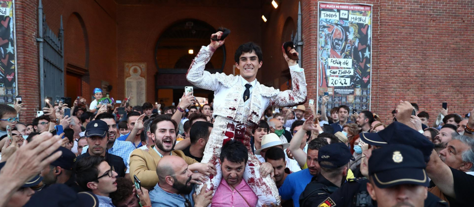 El novillero Álvaro Alarcón sale por la puerta grande de Madrid