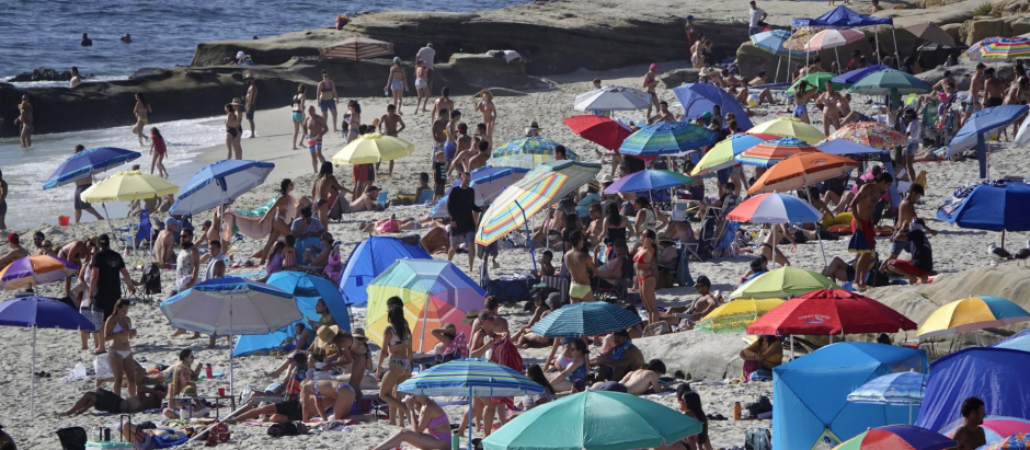 Bañistas en una playa de San Diego (California), en 2020