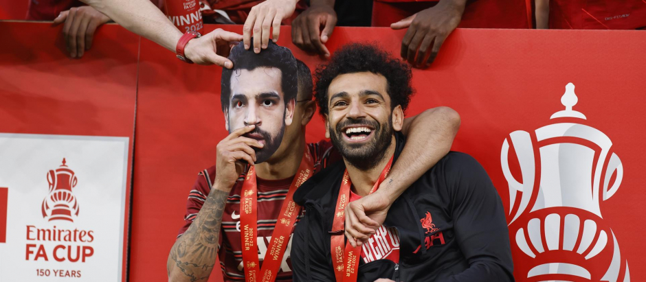 El delantero egipcio del Liverpool junto a Thiago Alcántara