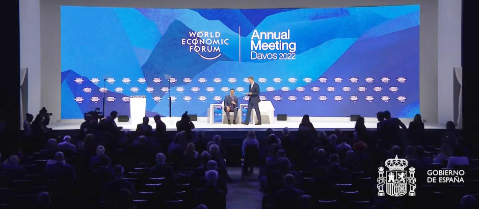 Sánchez llega al auditorio de Davos con muchos asientos vacíos entre las primeras filas