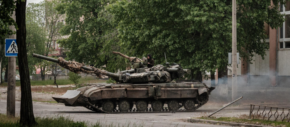 Un tanque circula por Severodonetsk