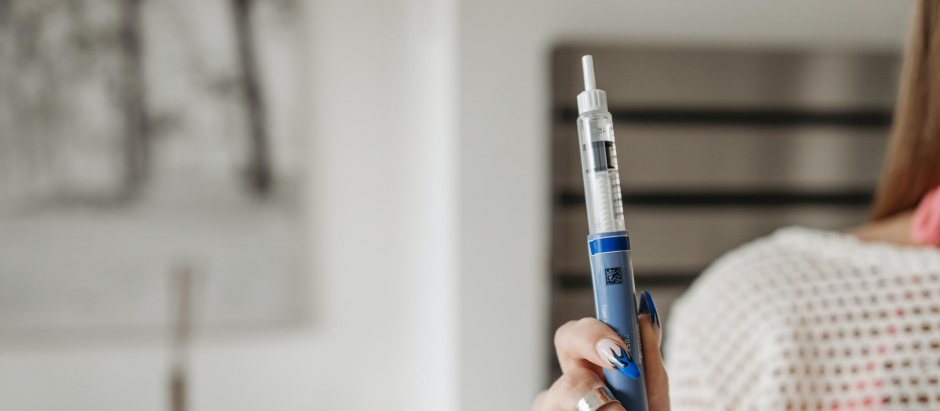 La bomba de insulina está diseñada para el suministro de insulina, a regímenes establecidos y variables, para el control de la diabetes