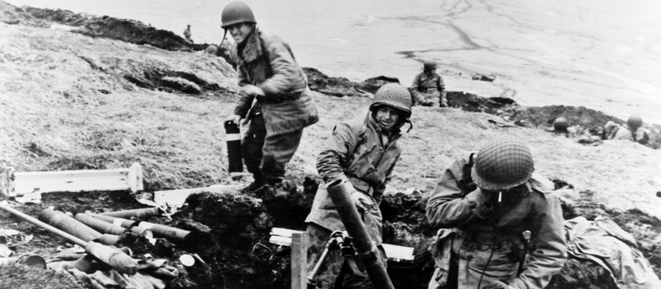 Soldados estadounidenses utilizando un mortero contra las tropas japonesas, 1943